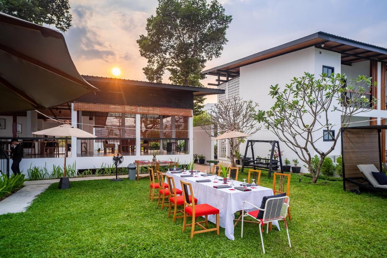 Hotel The Riviera Champasak Exterior foto
